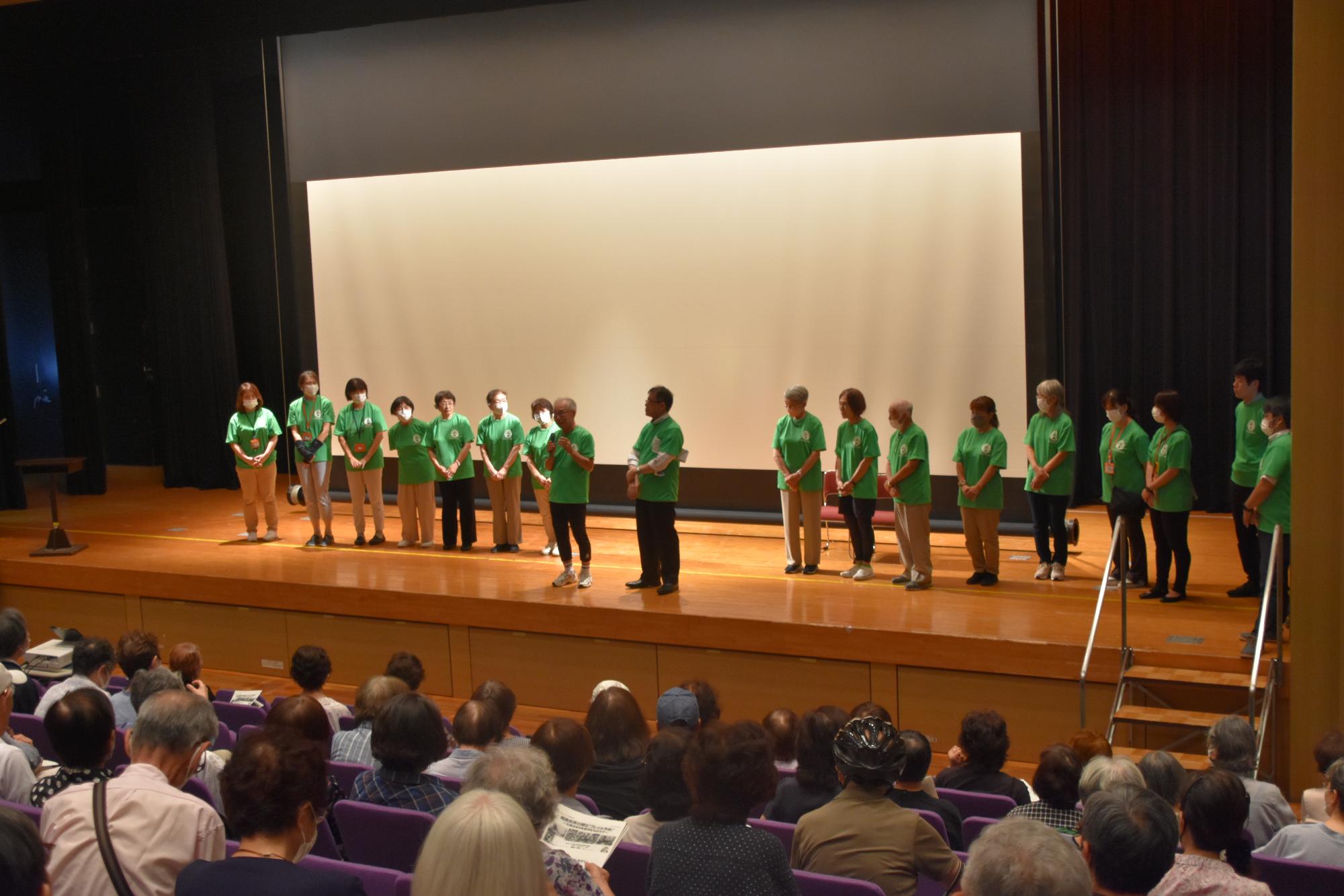 フレイルサポーターが壇上にあがりスピーチをしている様子