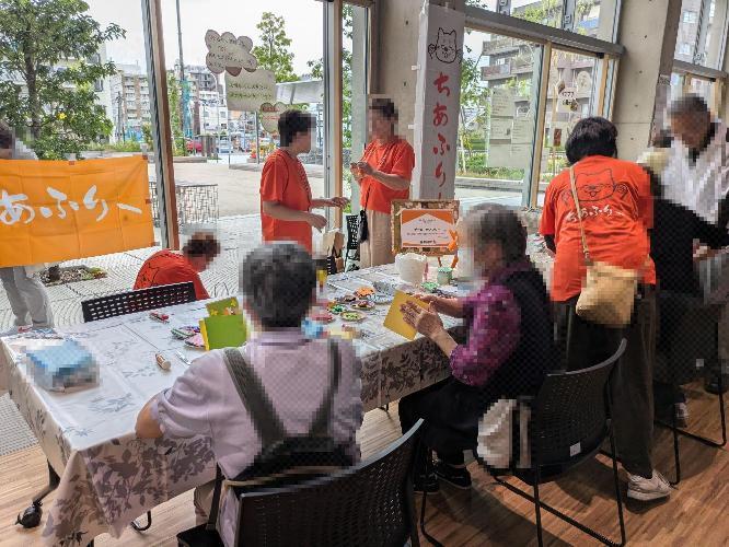 チームオレンジチアフリーによるメッセージカード作りブースの活動の様子