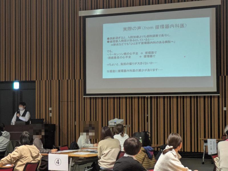 心不全についての講話を行う医師