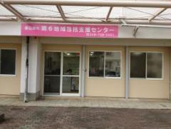 建物の入り口にピンク色の看板がかかっている、春日部市第6地域包括支援センターの外観の写真