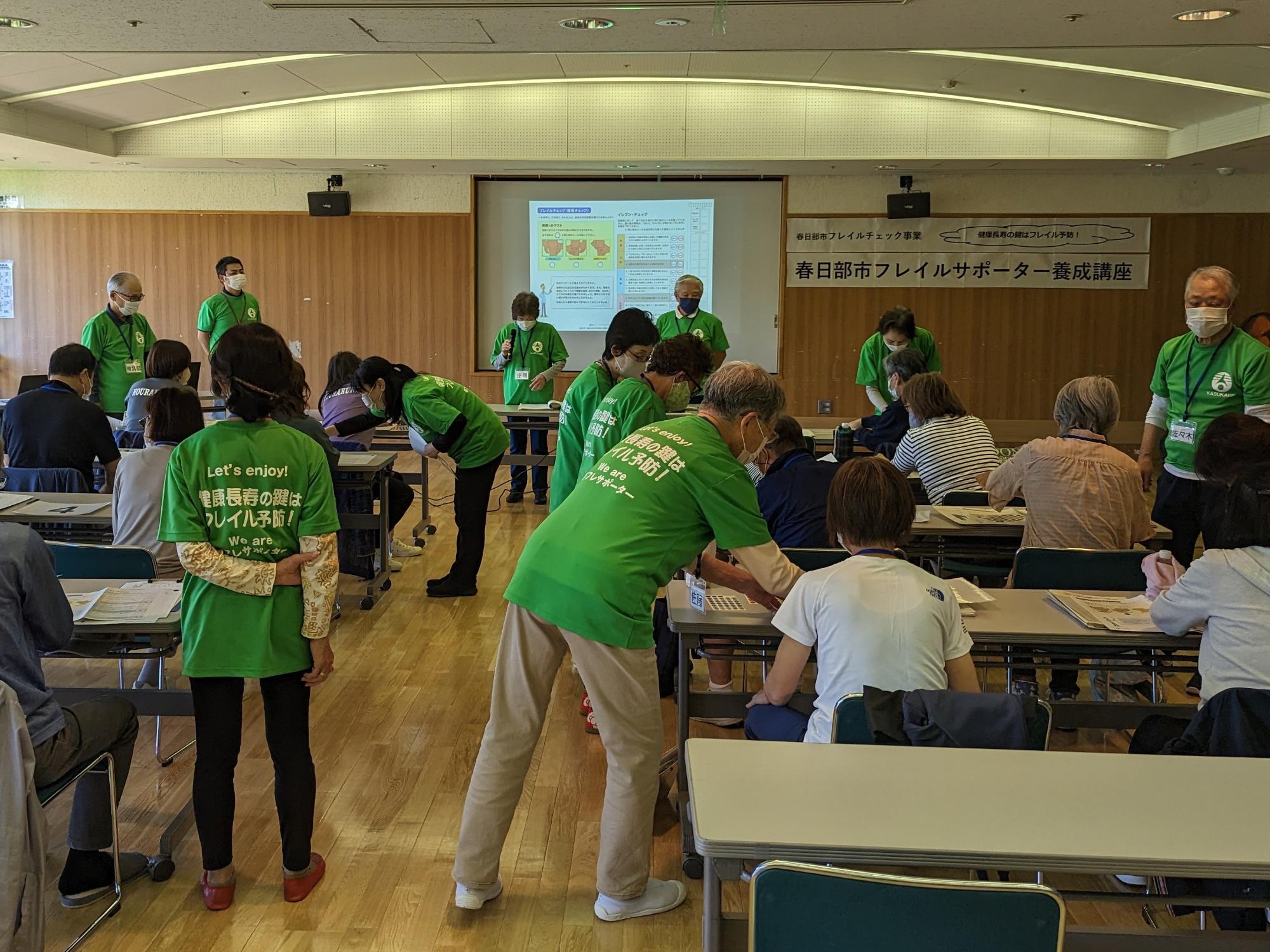 先輩サポーターによるフレイルチェック体験会の様子