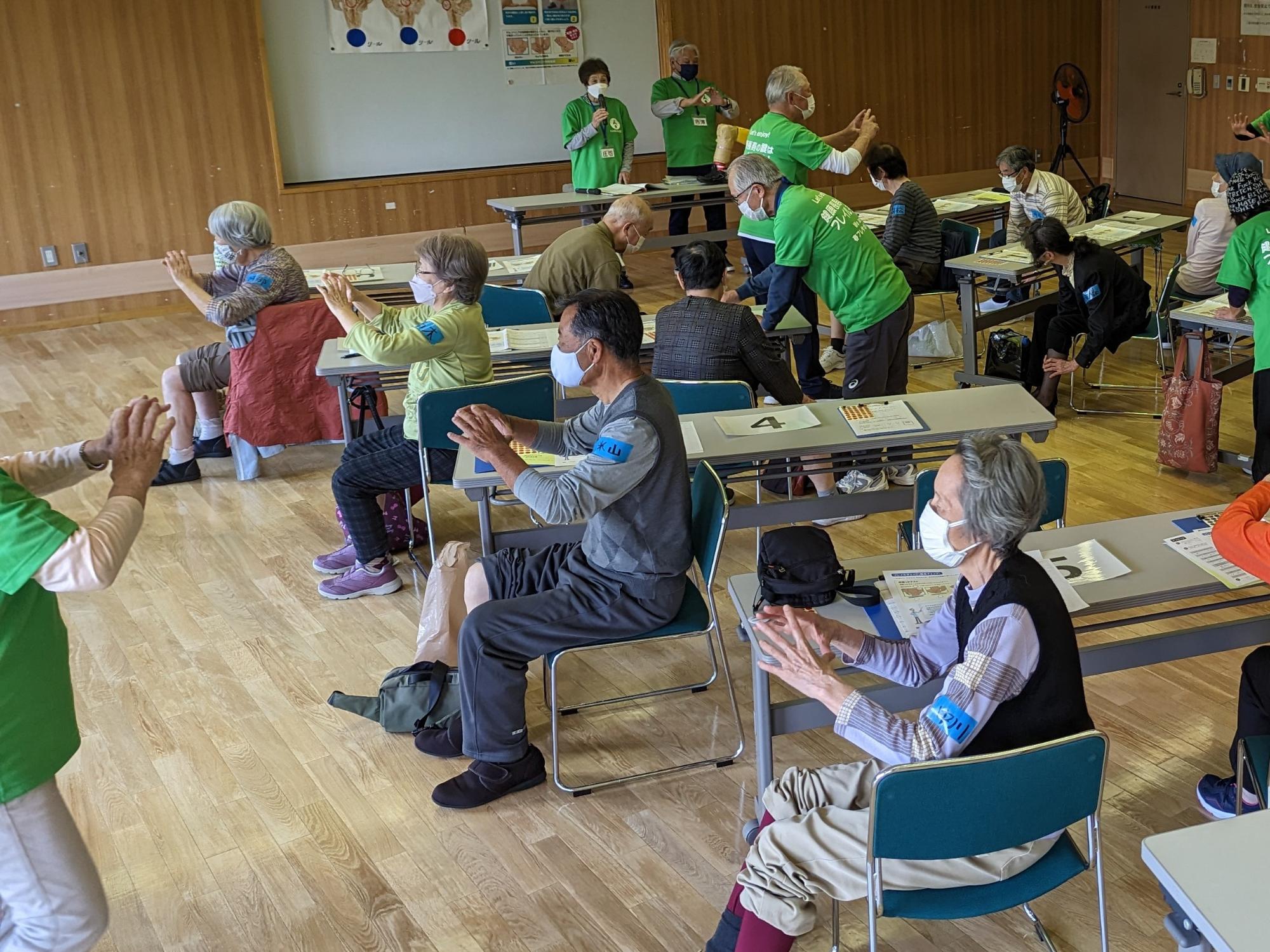 フレイルチェックで指輪っか測定中