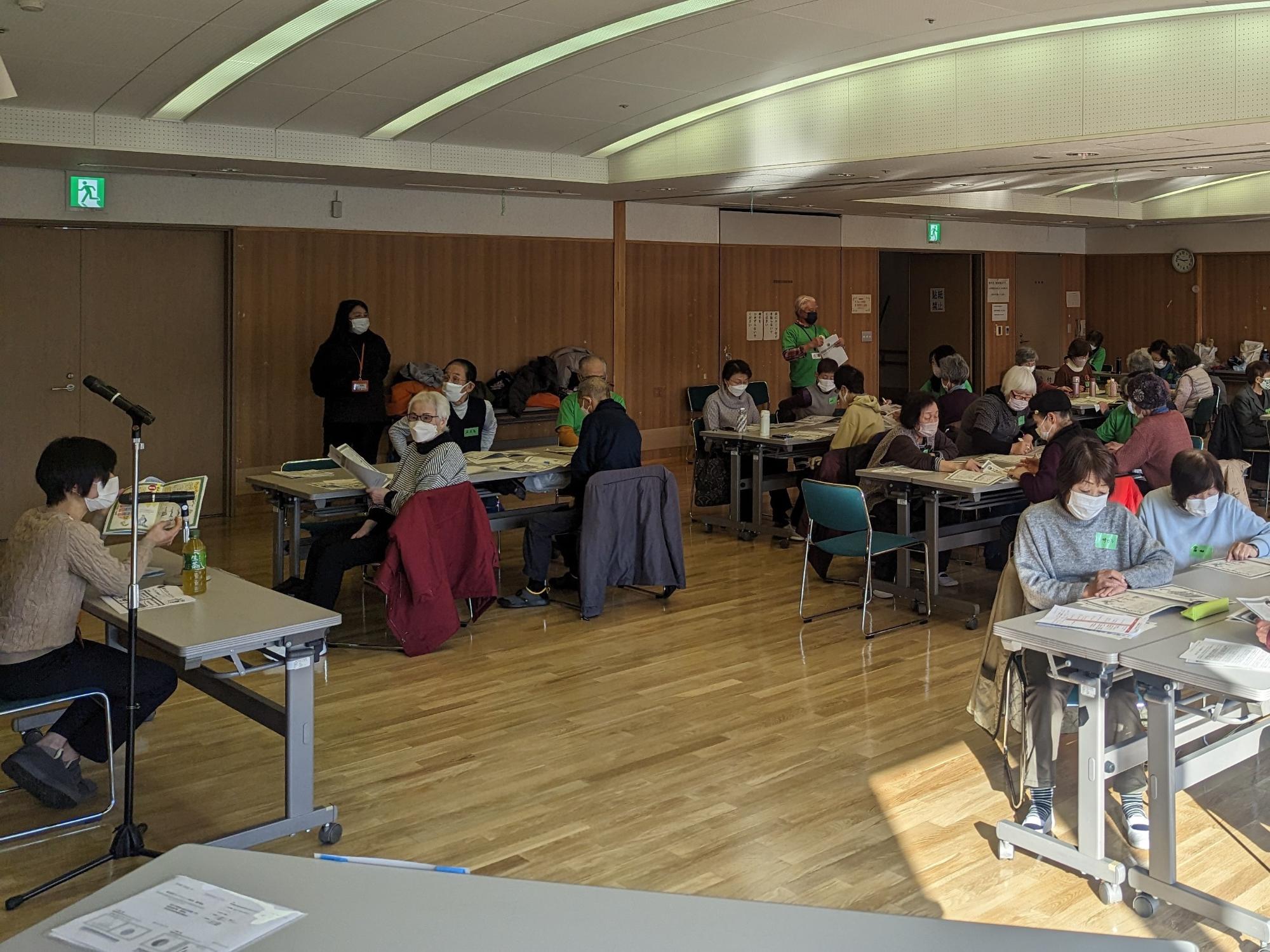 地域包括支援センターからの「運動＋社会参加」のお話を聞く参加者