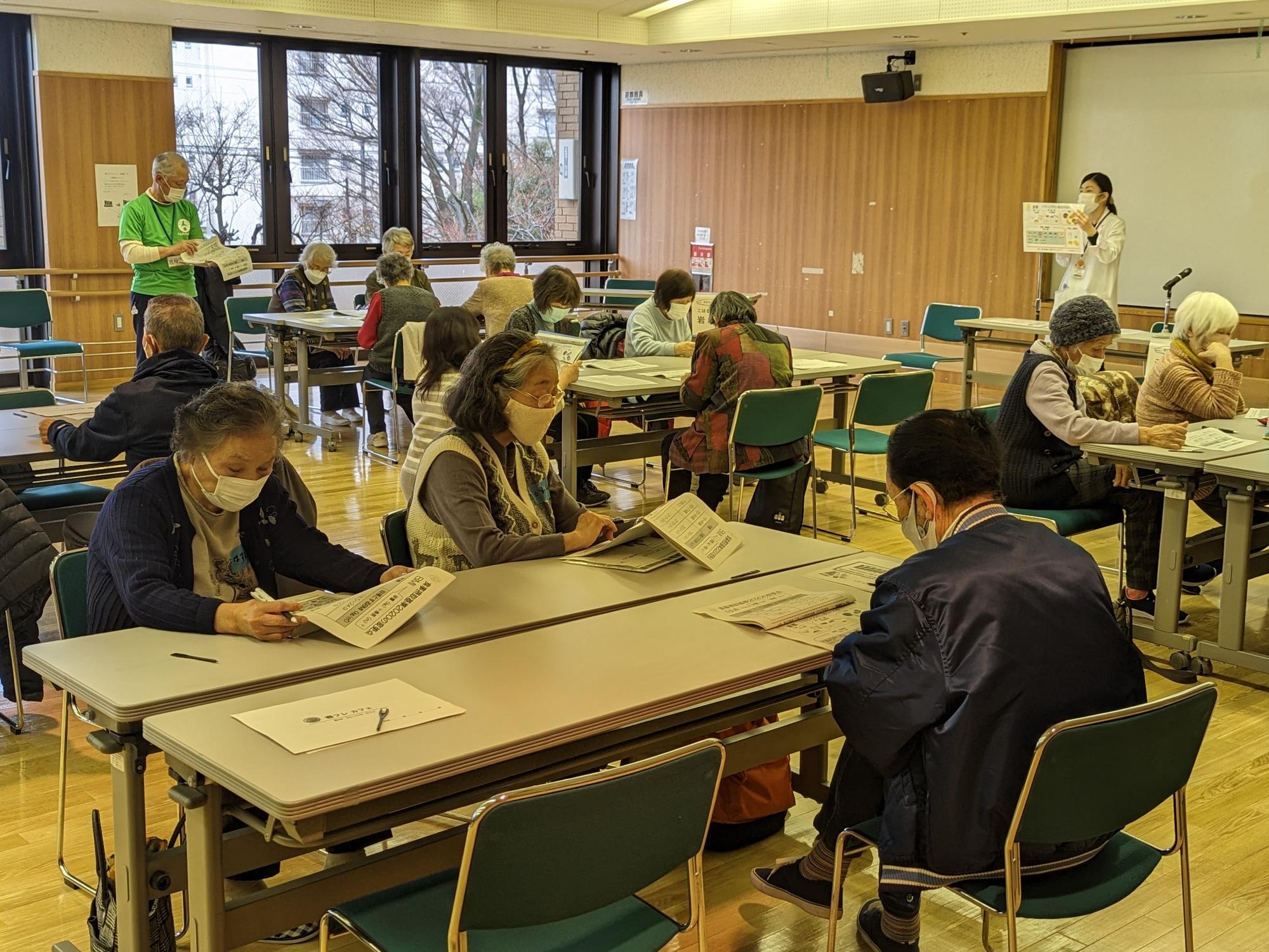 地域包括支援センターからの「栄養＋社会参加」のお話を聞く参加者