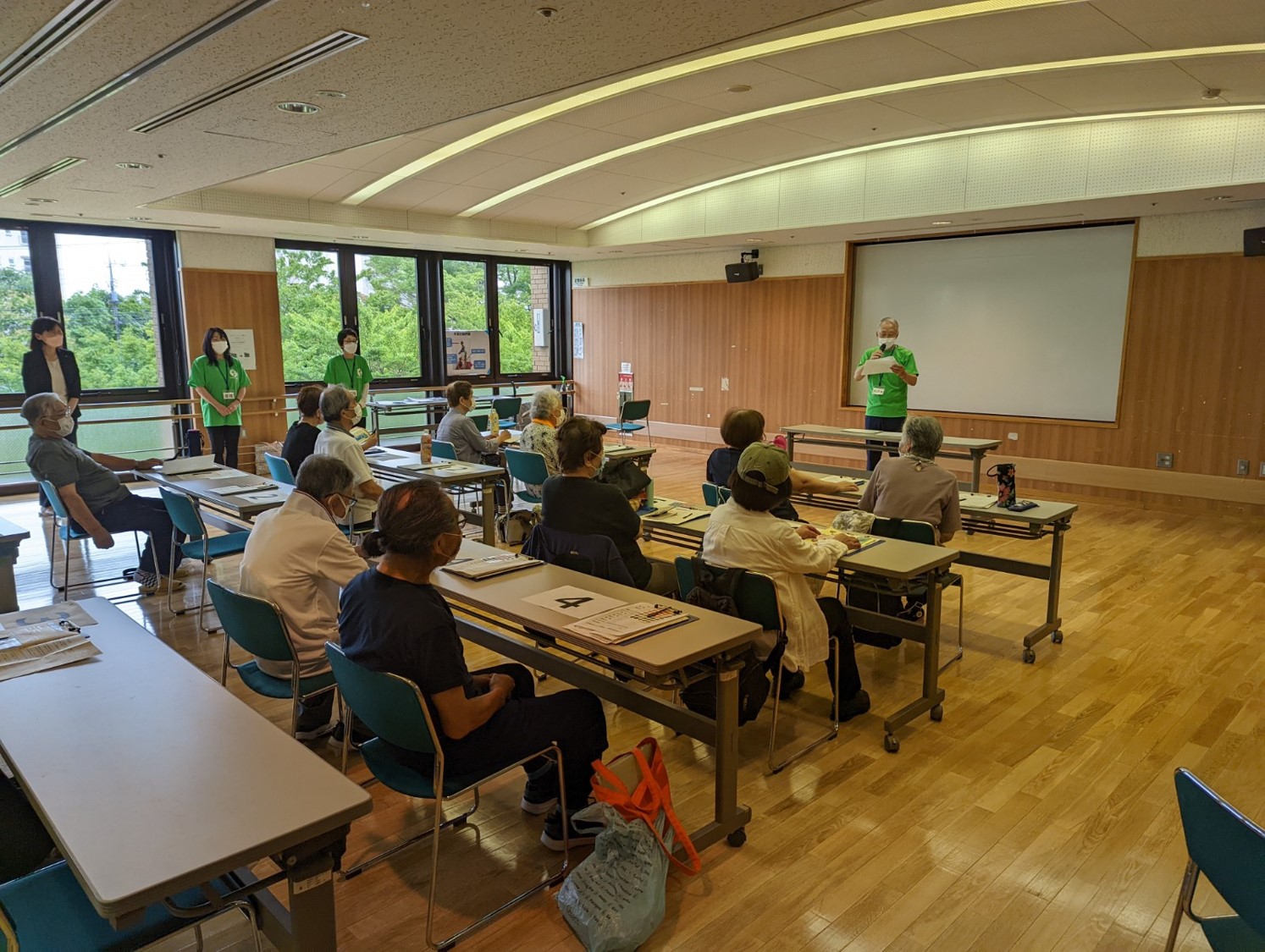 フレイルチェック測定会参加者を前に測定の説明を行うフレイルサポーター