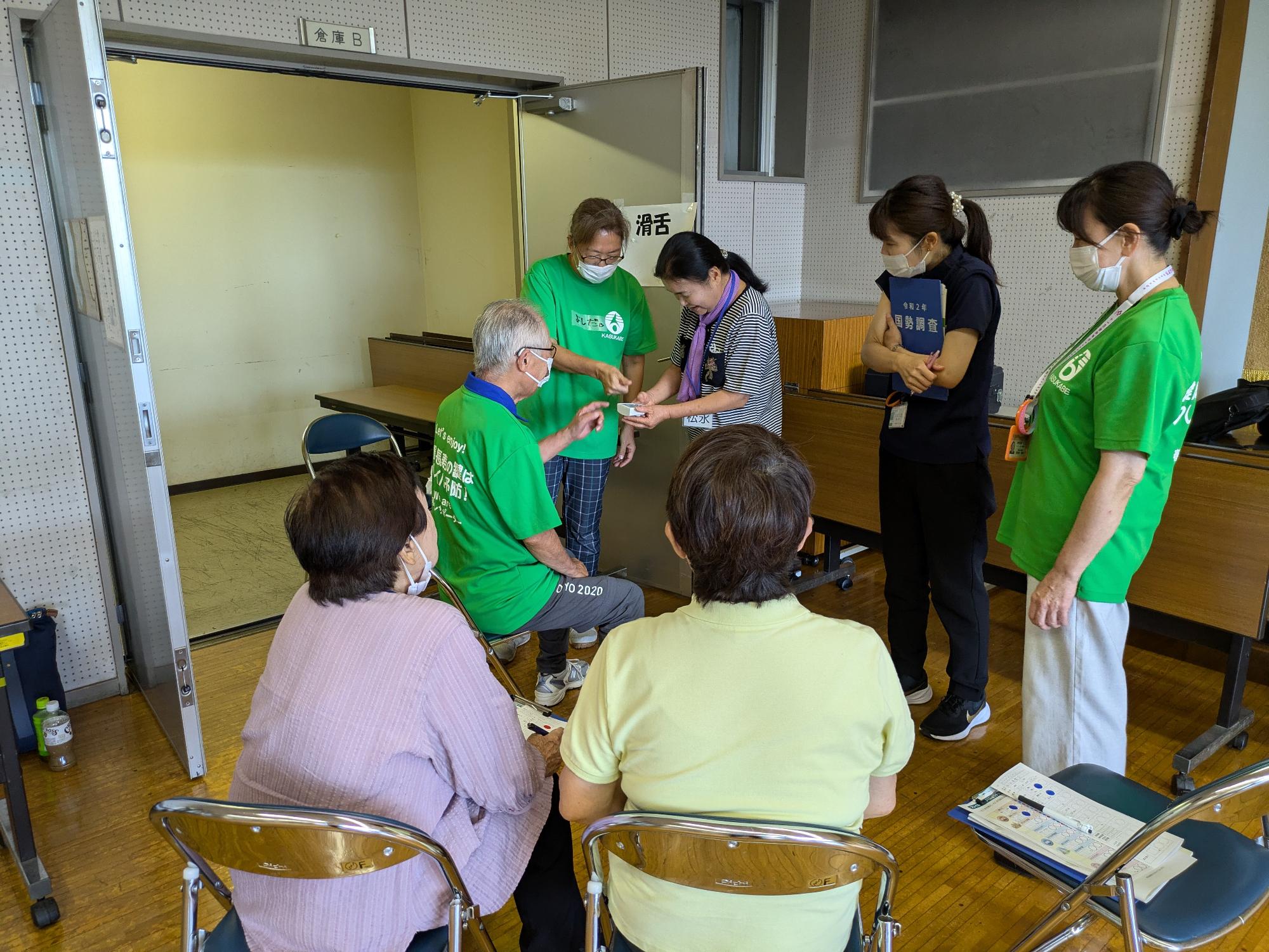 フレイルサポーター候補者にフレイルチェックでの測定方法を教える先輩サポーター