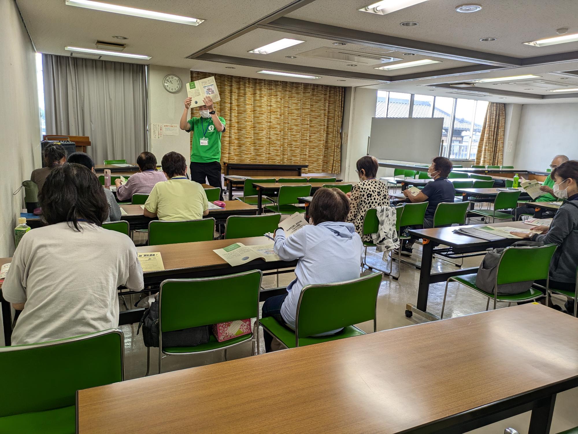 フレイルトレーナーの講義を聴くフレイルサポーター候補者の皆さん