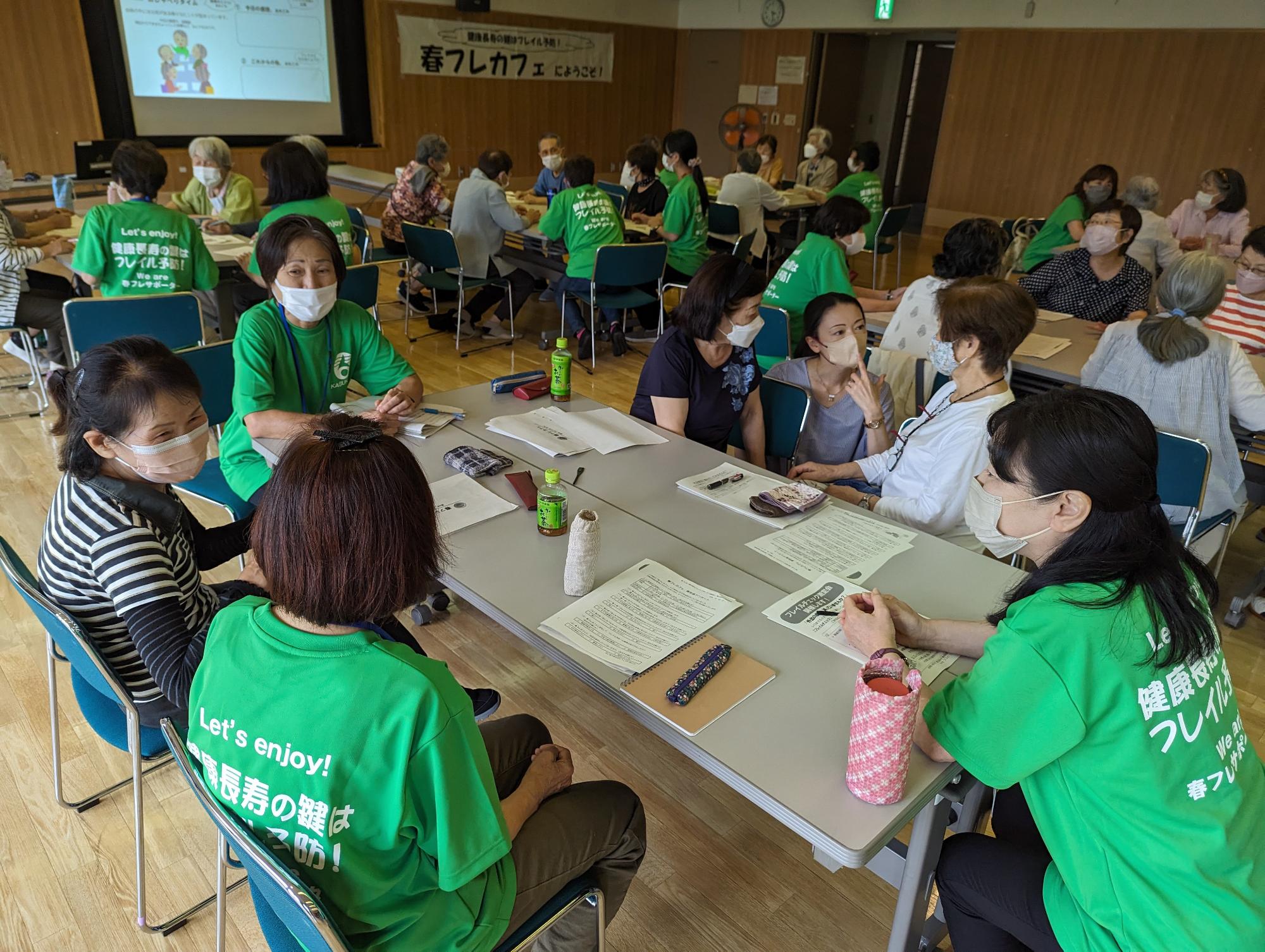 栄養と社会参加など、グループでのおしゃべりタイムの様子