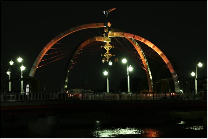 オレンジ色にライトアップされた古利根公園橋