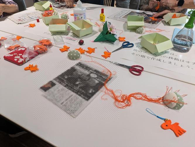 認知症サポーターキャラバンのマスコットキャラクターであるロバ隊長のストラップ作りの様子