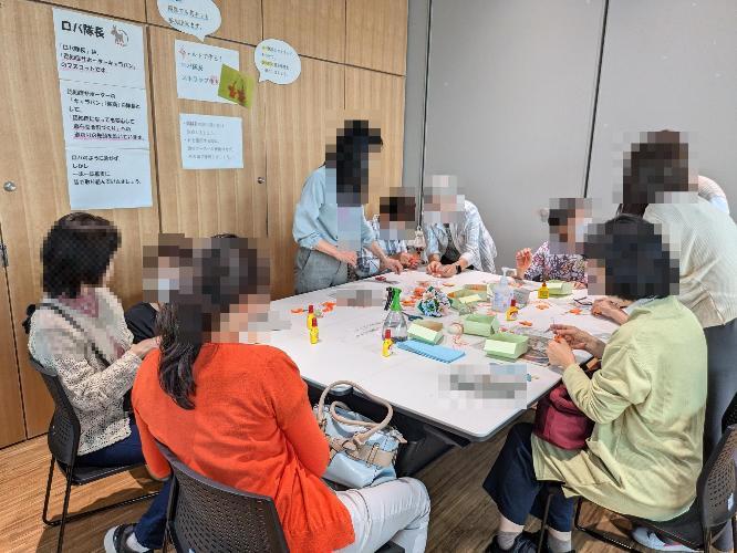 認知症のキャラバンであるロバ隊長のストラップを皆で作成している様子