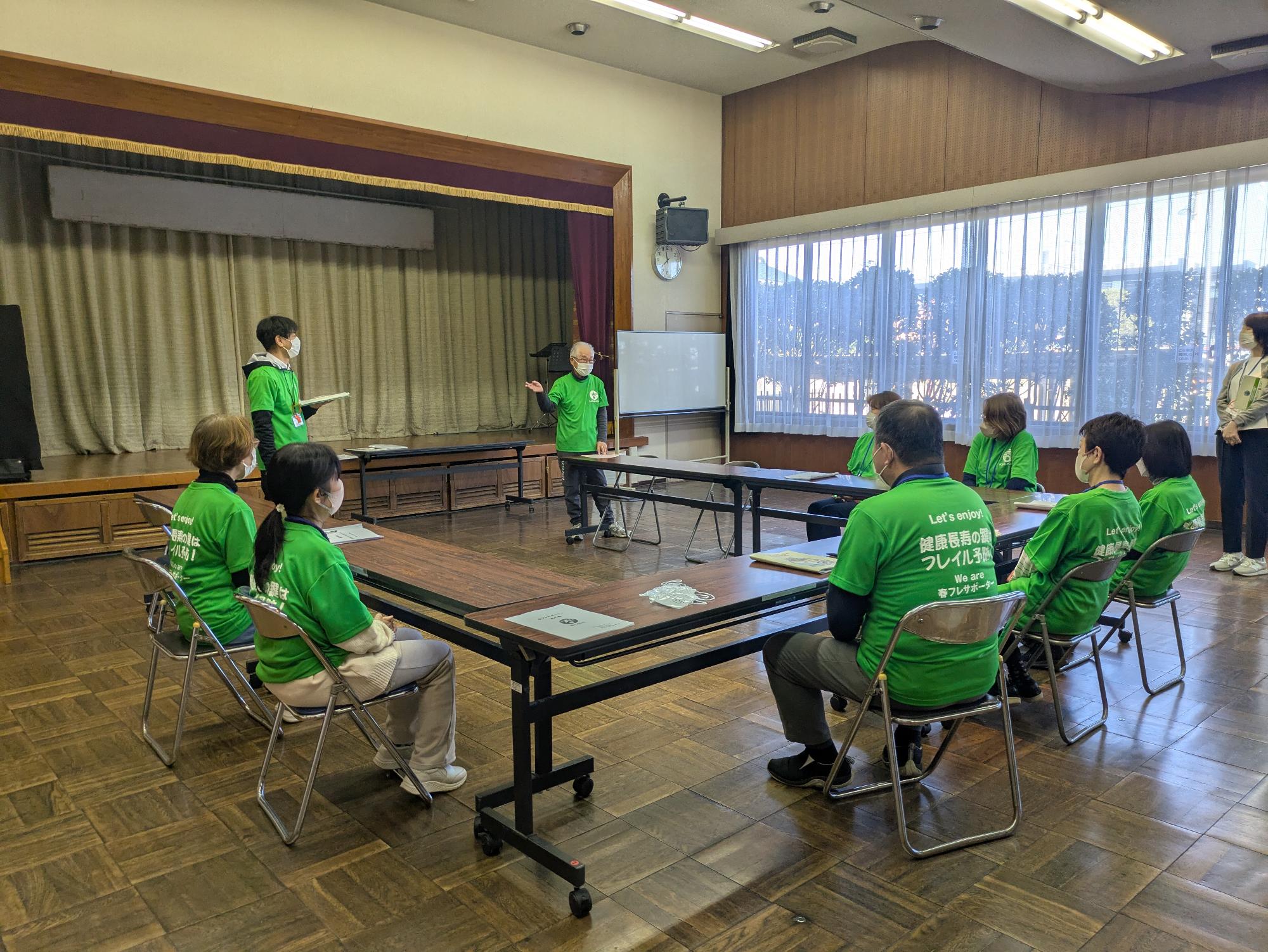フレイルチェック測定会終了後に反省会を行うフレイルサポーターの皆さん