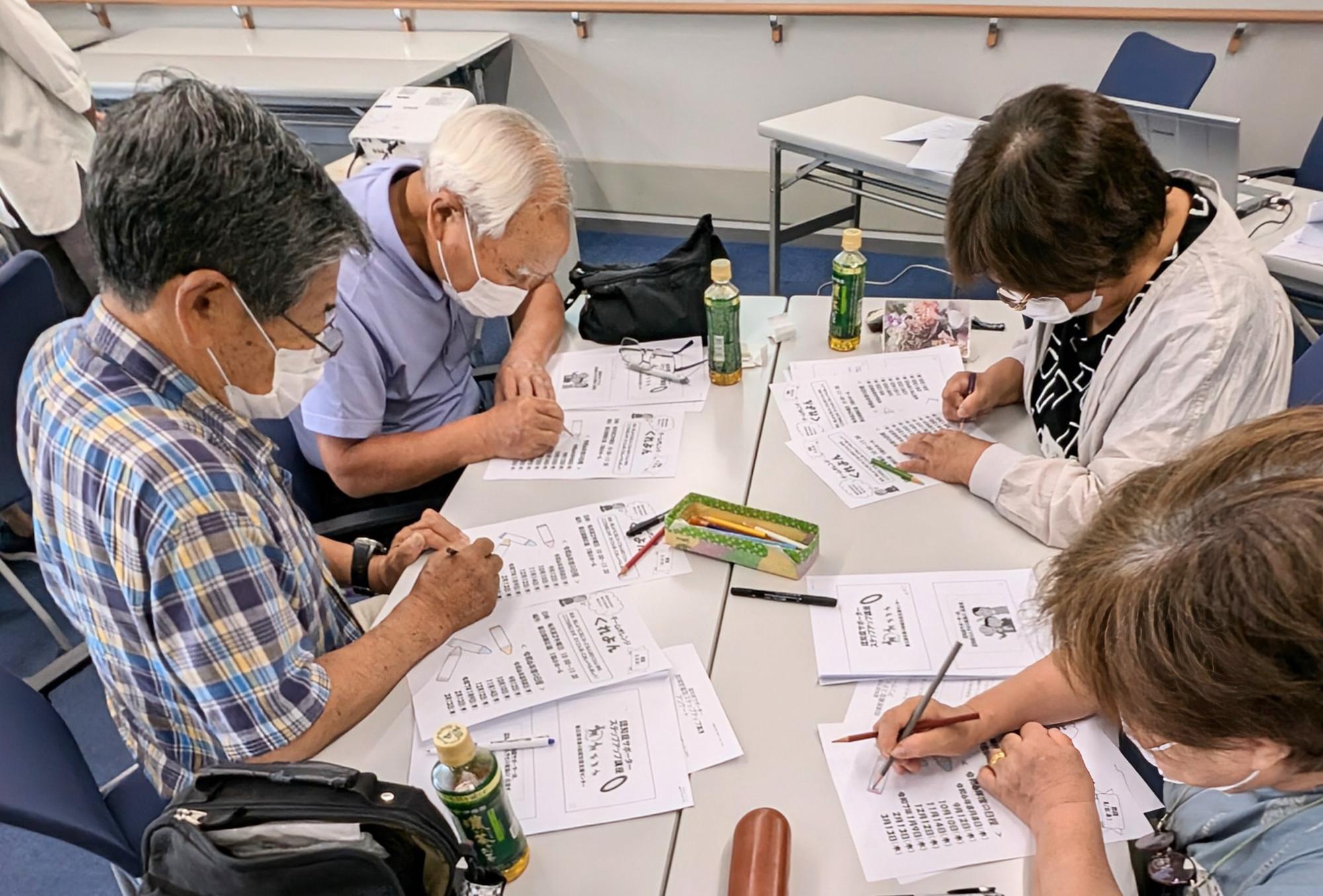 くれよんのメンバーがチームの活動の周知チラシを作成している様子