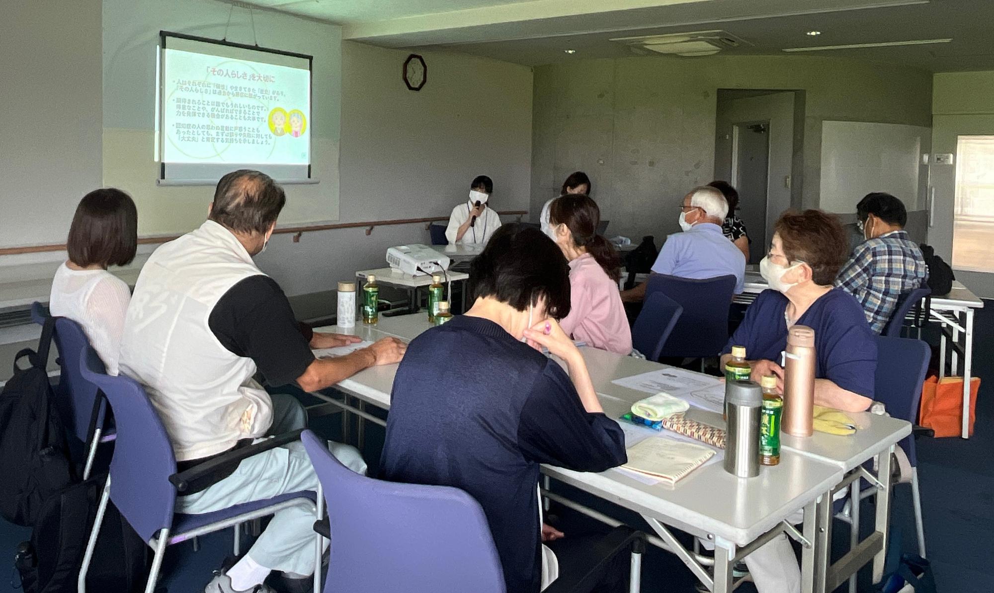 くれよんのメンバーが認知症の方への寄り添い方について講義を受けている様子