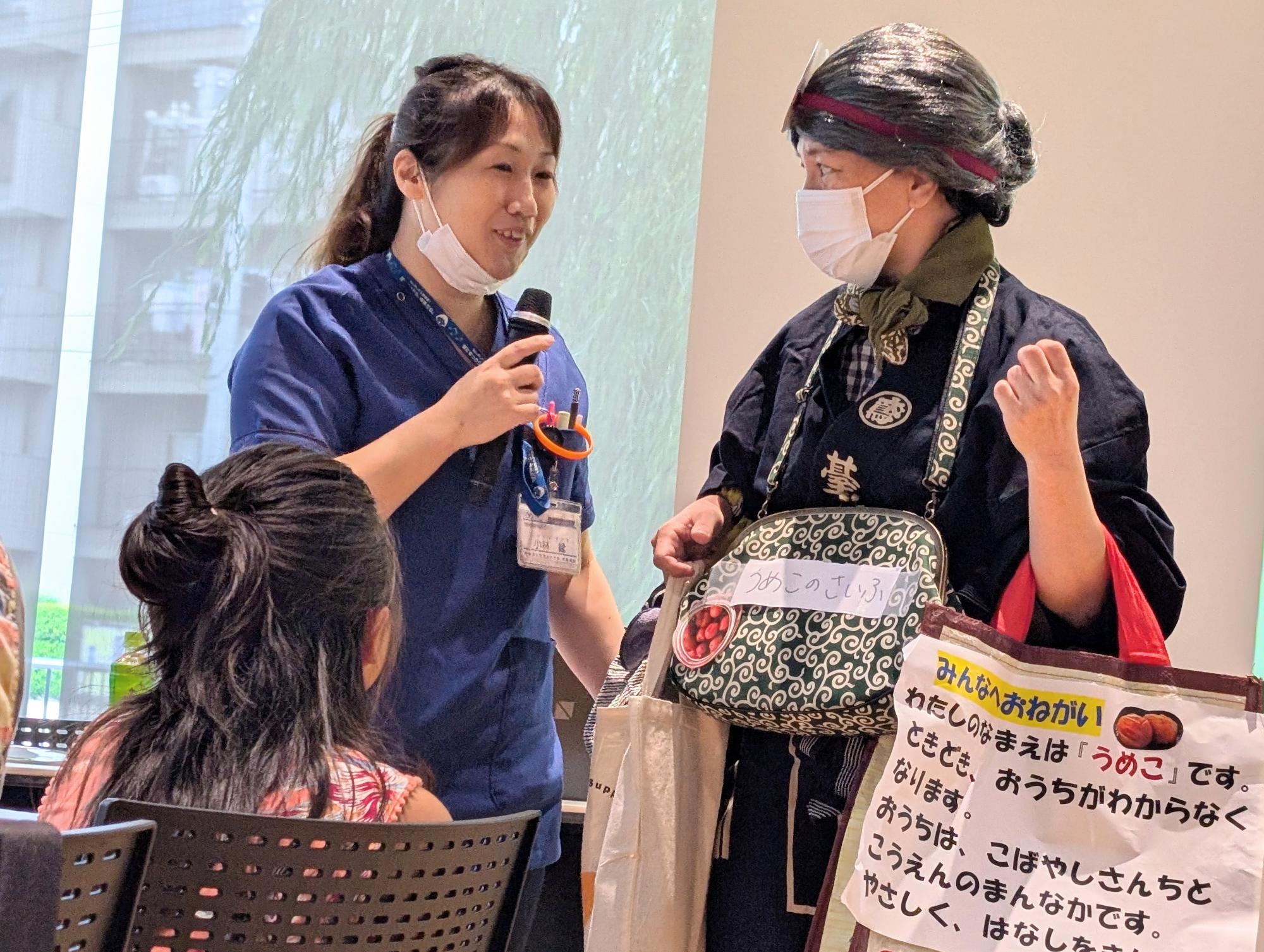 おばあちゃん役の人が困りごとを相談する様子