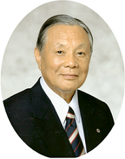 スーツ姿で写真に映る（故）土屋 義彦(つちや よしひこ)知事の写真