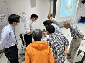 講演後に質問をする様子