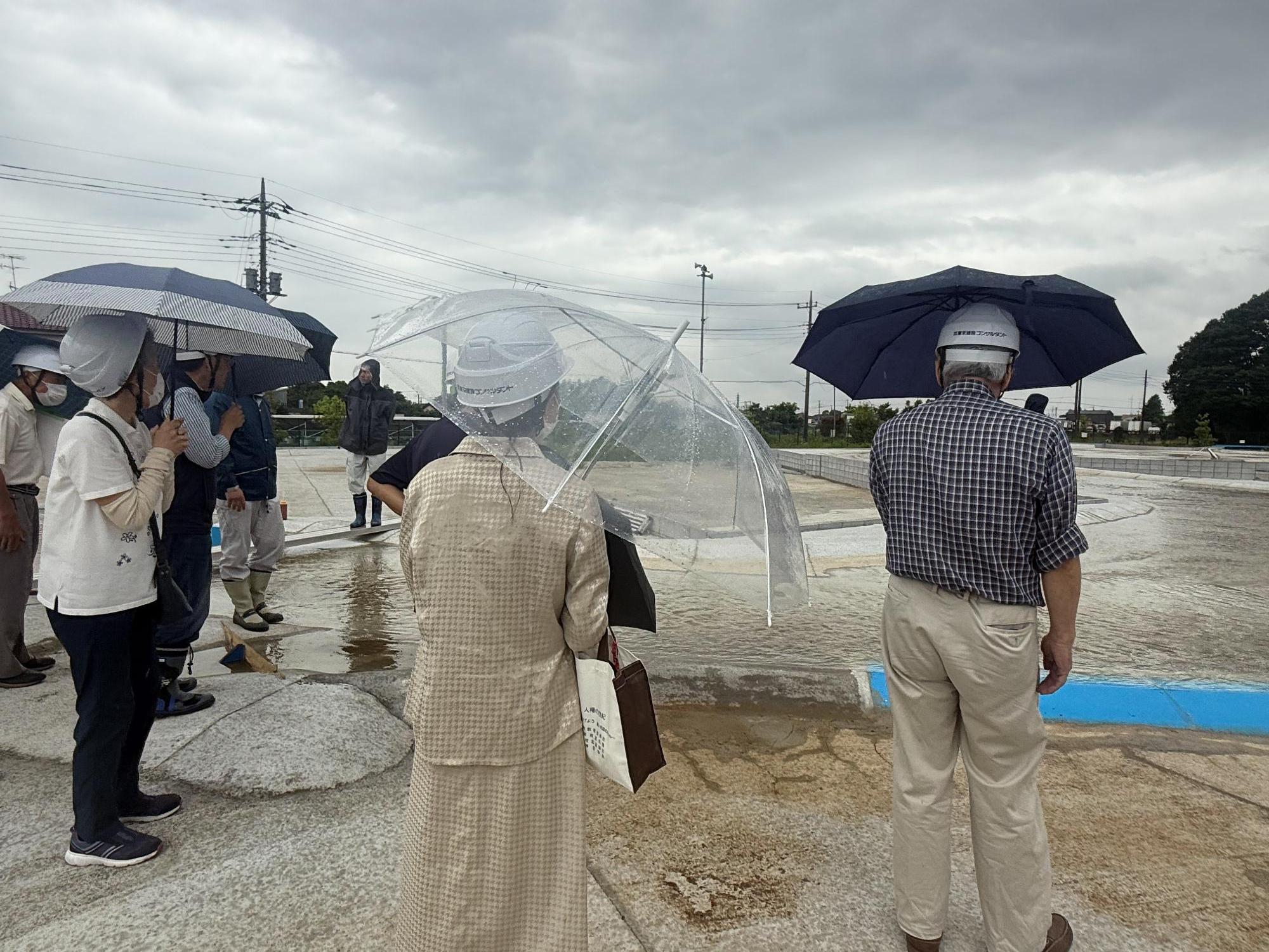 施設見学の様子（屋外）