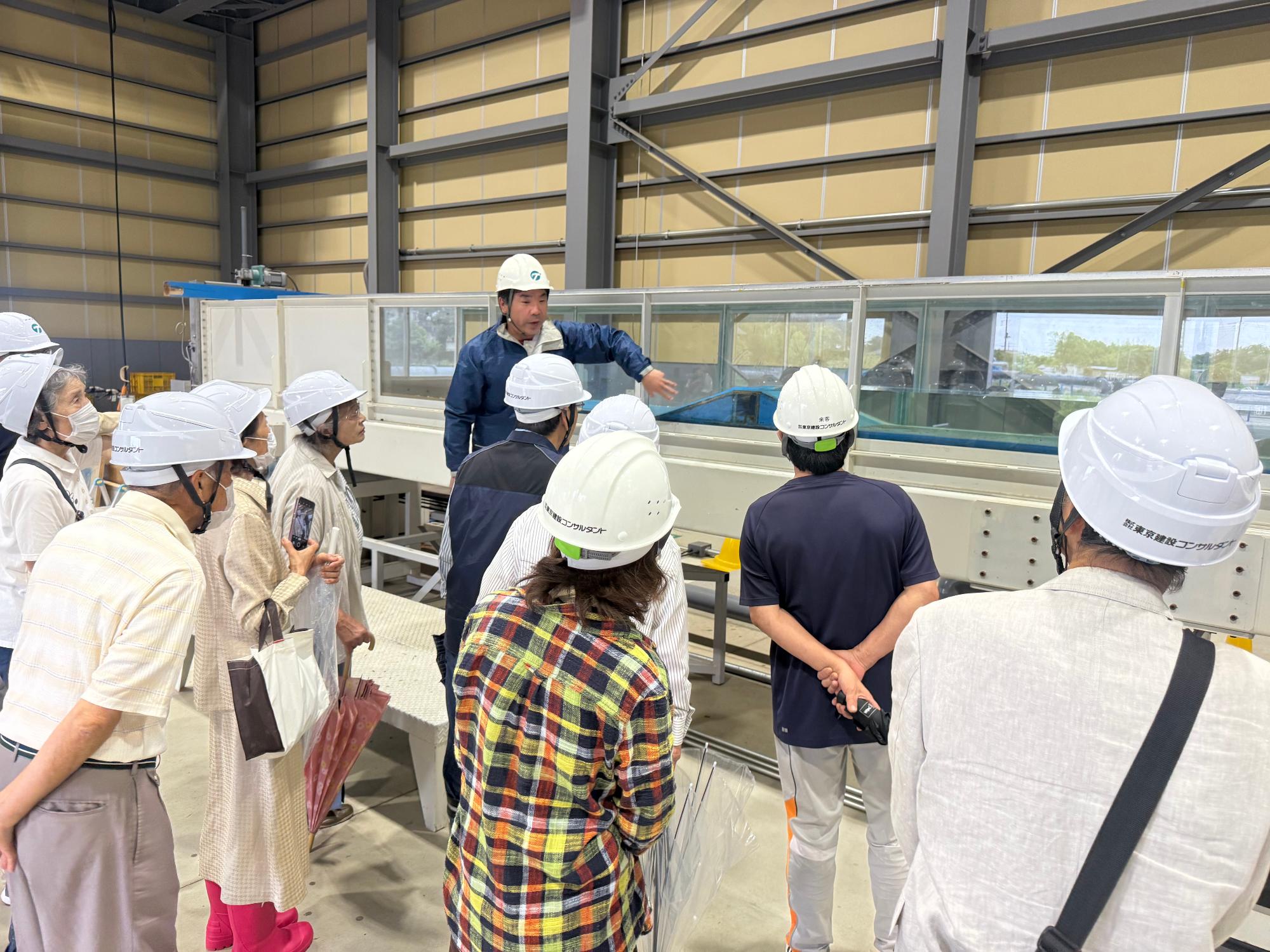 施設見学の様子（屋内）