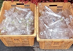 資源回収コンテナに入ったペットボトル