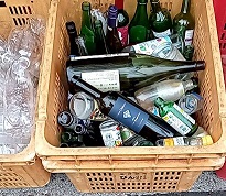 資源回収コンテナに入ったびん