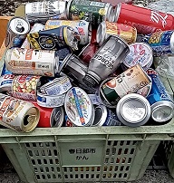 資源回収コンテナに入った缶
