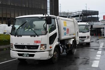 AEDを搭載している車両が道路を走行している写真