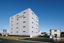 澄み切った晴天の下の株式会社 玉俊工業所春日部物流センターの外観の写真