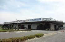 青空の下にある株式会社 小原運輸倉庫の外観の写真