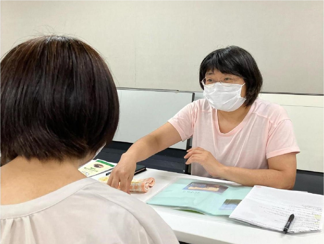 保育事業所から説明を受ける受講者