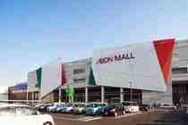 大型の駐車場から見えるイオンモール春日部の外観の写真