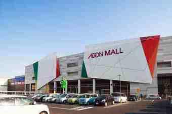 大型の駐車場から見えるイオンモール春日部の外観の写真