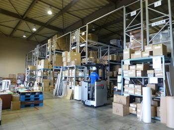 リフトで高所の荷物の上げ下ろしを行う作業風景の写真