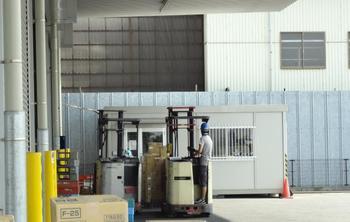 屋外でリフトを捜査している作業風景の写真