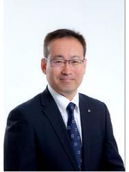 黒いスーツに眼鏡をかけた社長 青山久志さんの写真