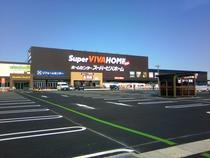 併設されている大きな駐車場から見えるスーパービバホーム春日部店の外観の写真