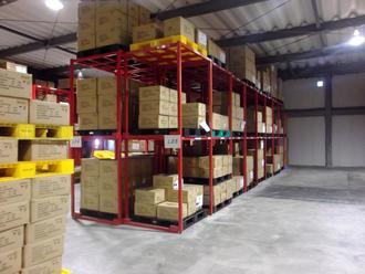 たくさんの段ボール箱がきれいに整理されておかれている倉庫の内観の写真