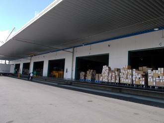 輸送される段ボール箱が置かれている倉庫の外観の写真