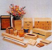 いろいろな種類の桐箱が並んだ写真