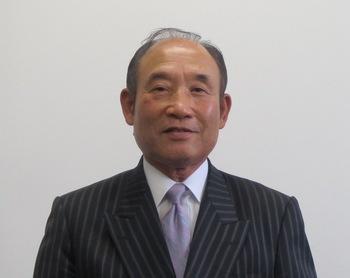 ストライプのスーツを着た宮本社長の写真