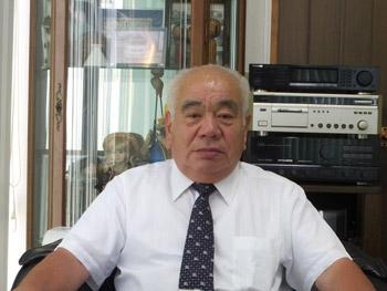 ワイシャツ姿の代表取締役社長小原様の写真