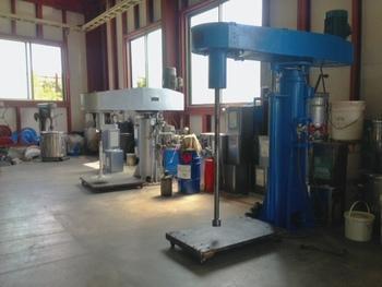 大きな機材が並んでいる工場内風景の写真