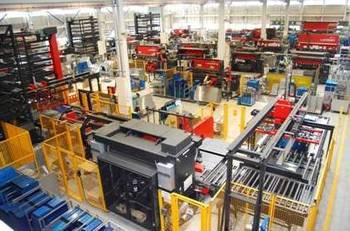 様々に色分けされた箱と棚が並ぶ工場内風景の写真