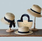 天然素材の麦わらを使って作られた帽子とバックの写真