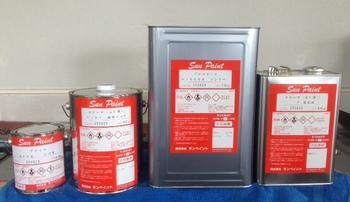 塗料ペンキなどの缶が並んでいる写真