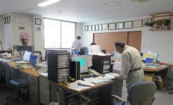 たくさんの賞状が壁に並んでいる事務所内風景の写真