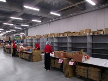 段ボールを使い梱包作業を行っている作業風景の写真