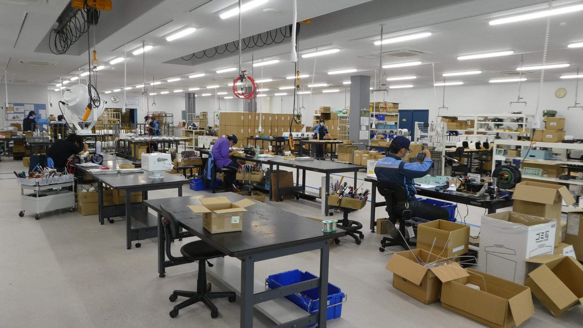 三信船舶電具株式会社工場内における作業の様子