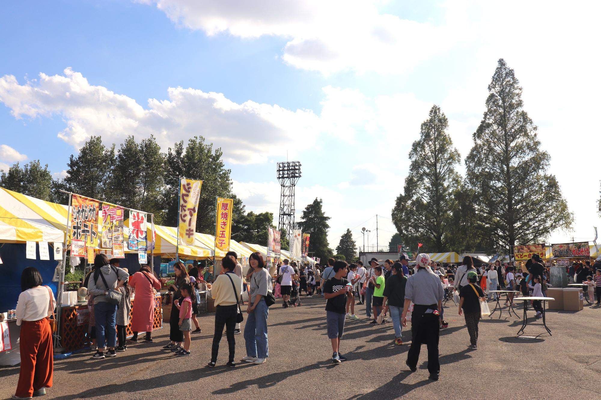屋外会場が賑わっている様子