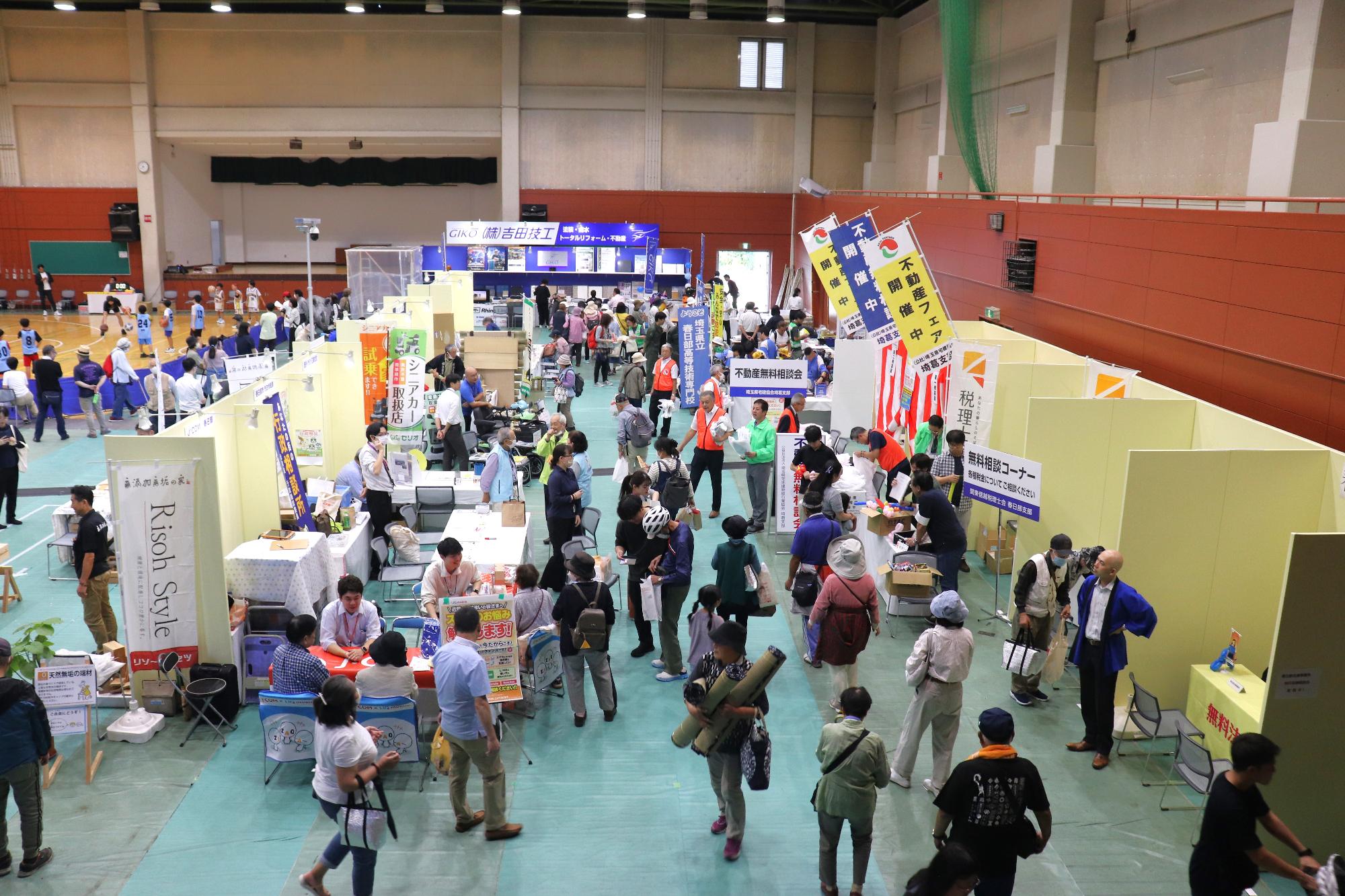 屋内会場が賑わっている様子